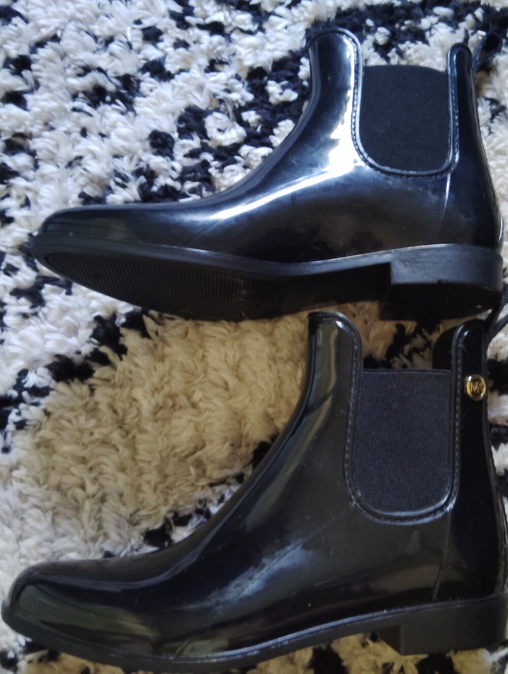 Michael Kors Women’s Black Patent Leather Chelsea Ankle Boots Size 8 - Picture 2 of 5